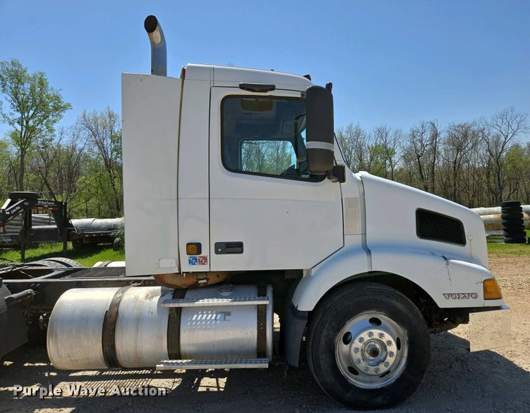 image for item EN3561 2001 Volvo VNM semi truck