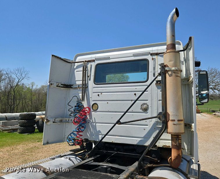 image for item EN3561 2001 Volvo VNM semi truck