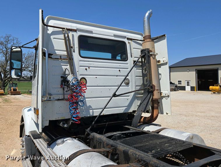 image for item EN3561 2001 Volvo VNM semi truck