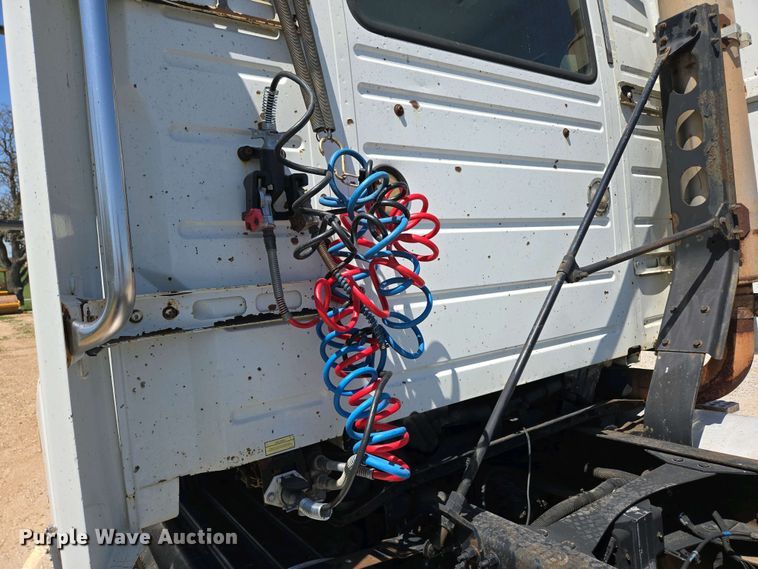 image for item EN3561 2001 Volvo VNM semi truck