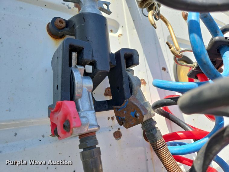 image for item EN3561 2001 Volvo VNM semi truck