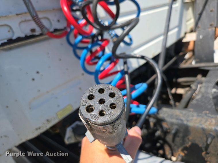 image for item EN3561 2001 Volvo VNM semi truck