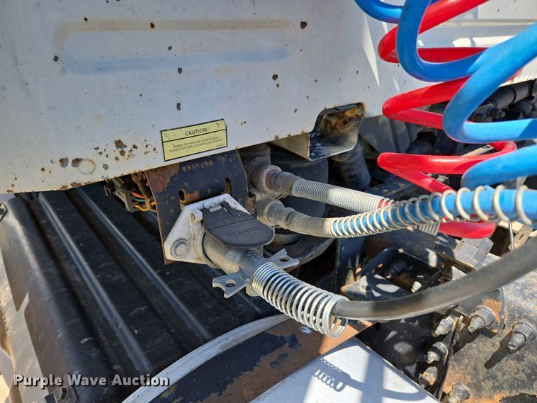 image for item EN3561 2001 Volvo VNM semi truck