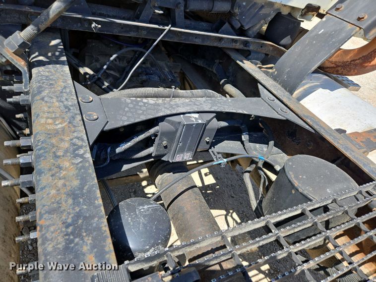 image for item EN3561 2001 Volvo VNM semi truck