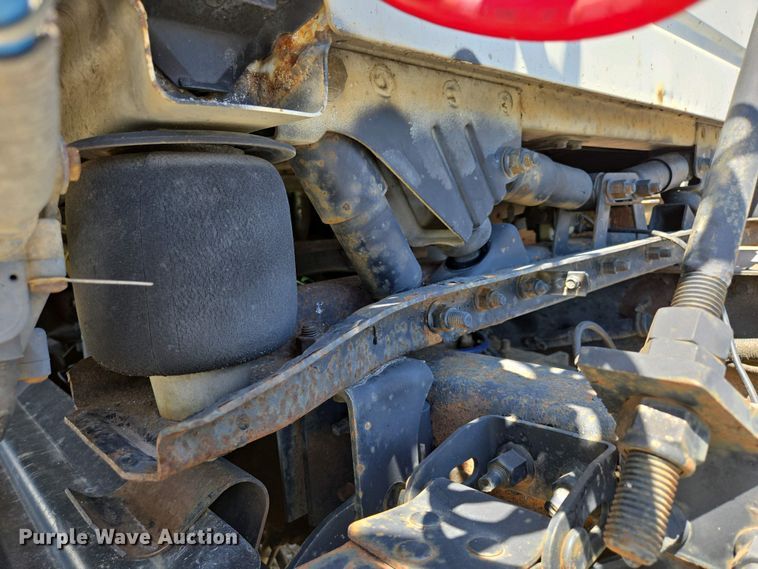 image for item EN3561 2001 Volvo VNM semi truck