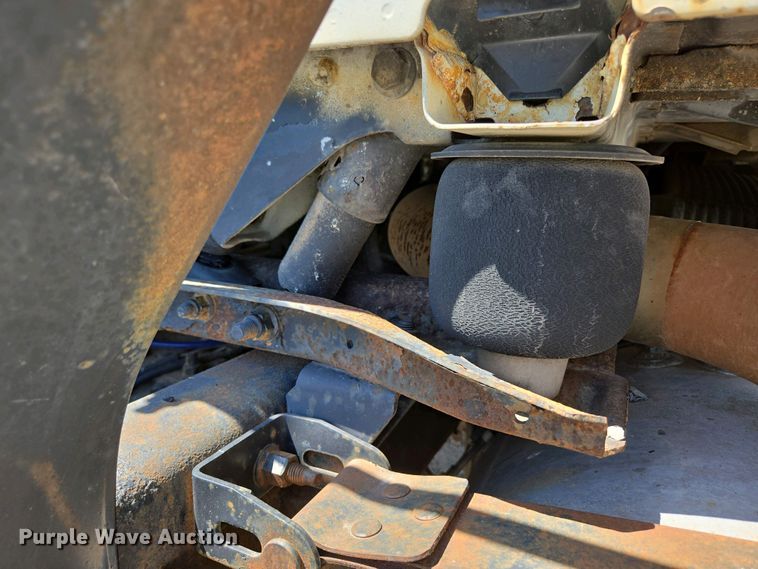 image for item EN3561 2001 Volvo VNM semi truck