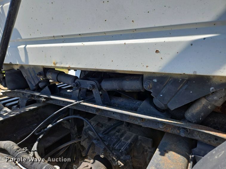 image for item EN3561 2001 Volvo VNM semi truck