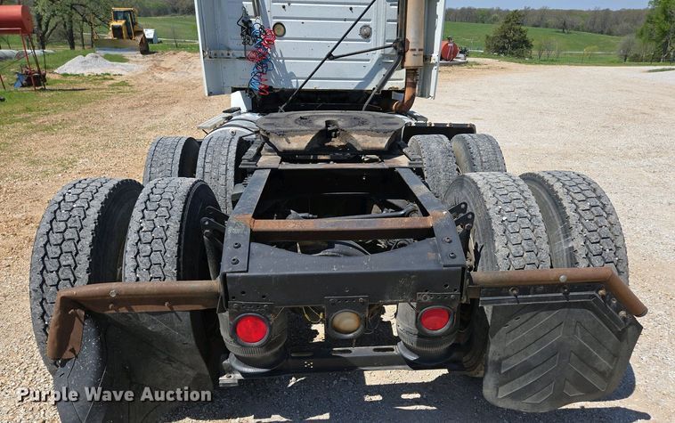 image for item EN3561 2001 Volvo VNM semi truck