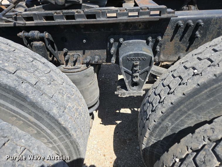 image for item EN3561 2001 Volvo VNM semi truck