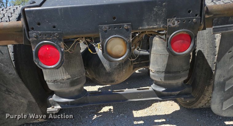 image for item EN3561 2001 Volvo VNM semi truck