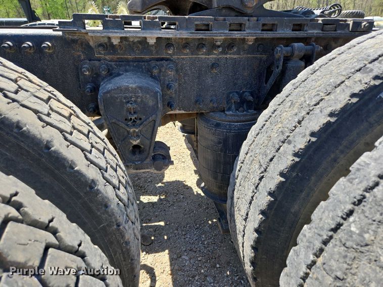 image for item EN3561 2001 Volvo VNM semi truck