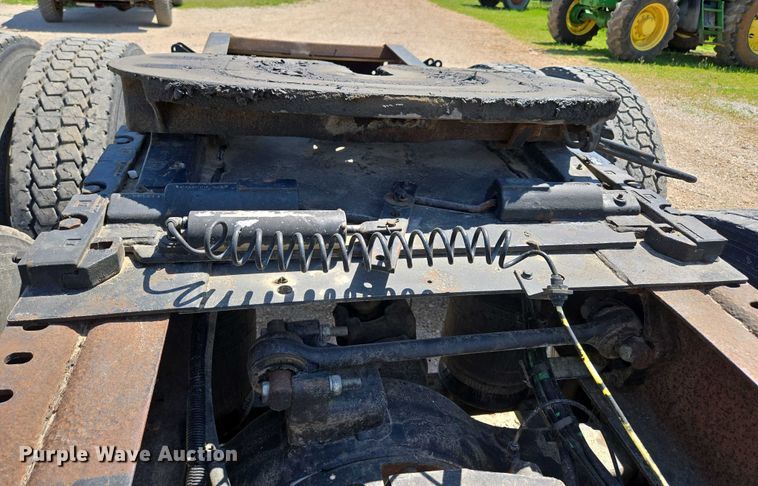 image for item EN3561 2001 Volvo VNM semi truck