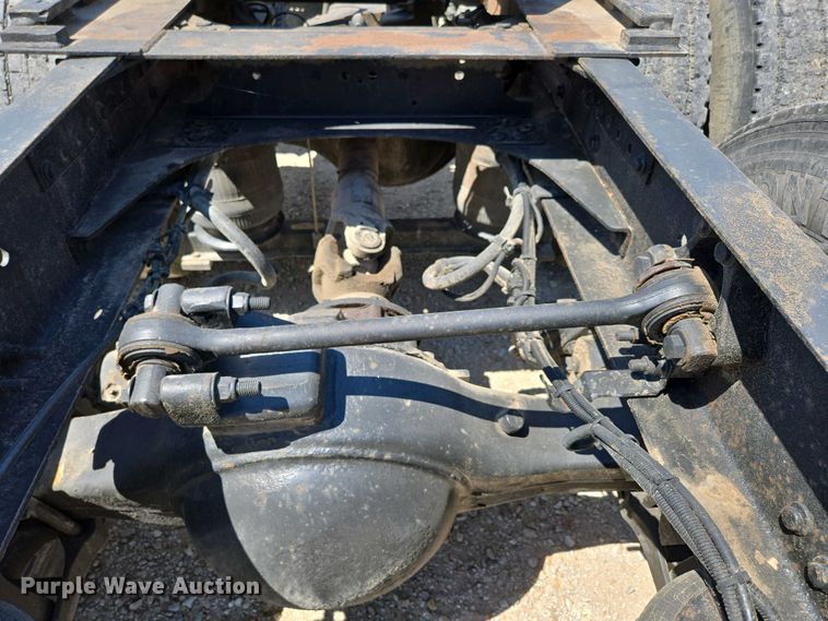 image for item EN3561 2001 Volvo VNM semi truck