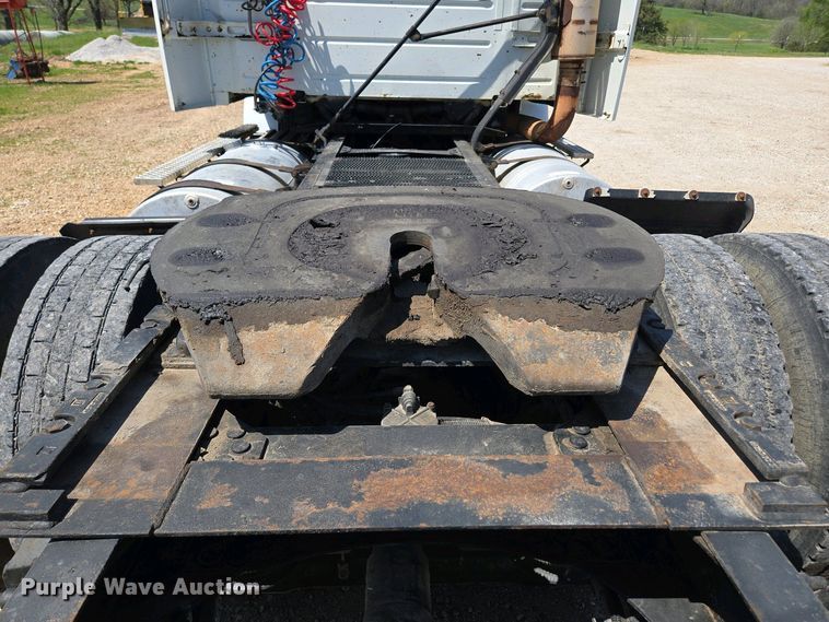 image for item EN3561 2001 Volvo VNM semi truck