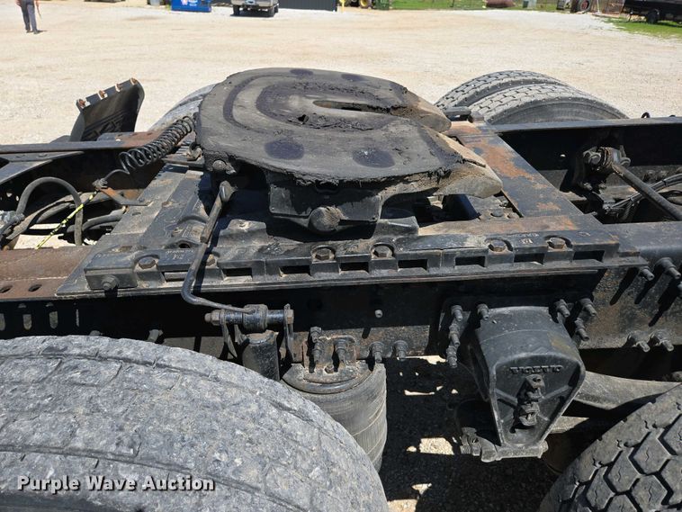 image for item EN3561 2001 Volvo VNM semi truck