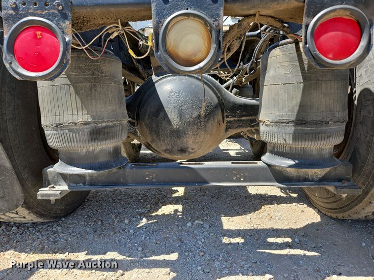 image for item EN3561 2001 Volvo VNM semi truck