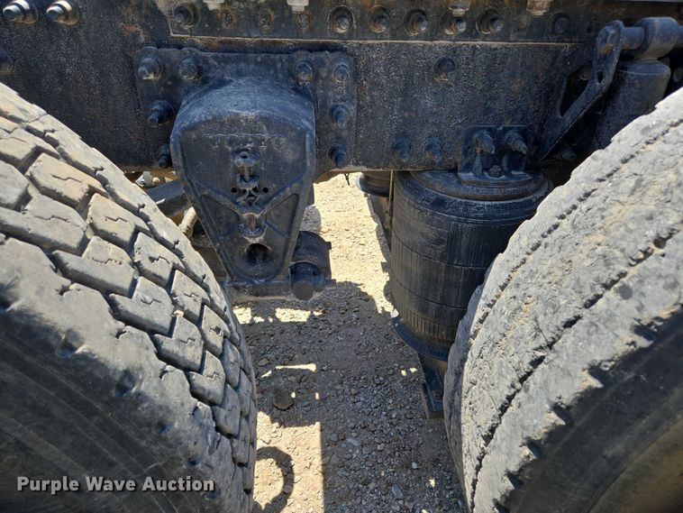 image for item EN3561 2001 Volvo VNM semi truck