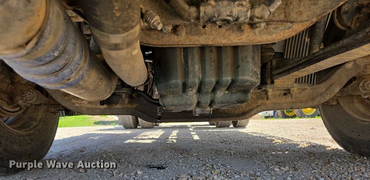 image for item EN3561 2001 Volvo VNM semi truck