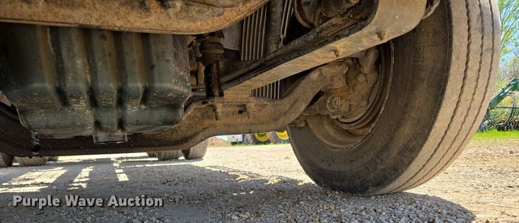 image for item EN3561 2001 Volvo VNM semi truck