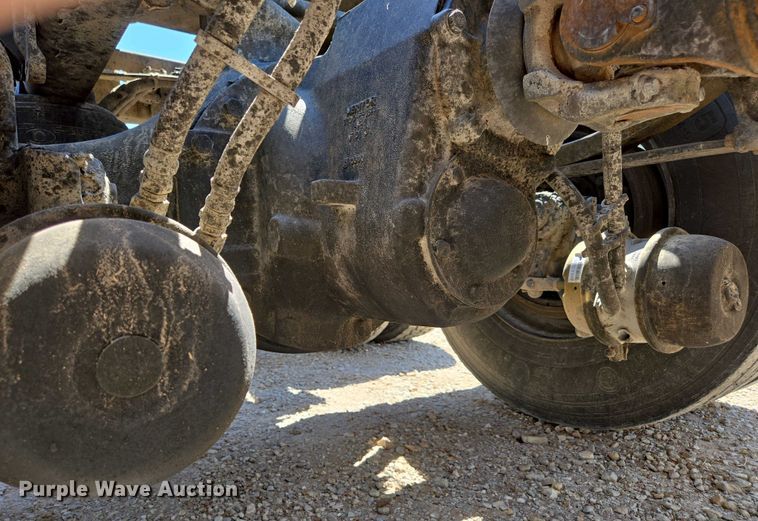 image for item EN3561 2001 Volvo VNM semi truck