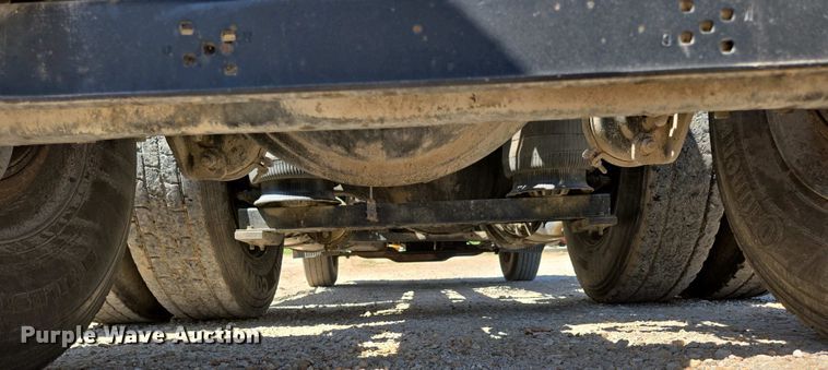 image for item EN3561 2001 Volvo VNM semi truck