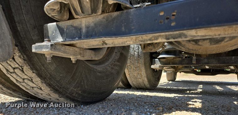 image for item EN3561 2001 Volvo VNM semi truck