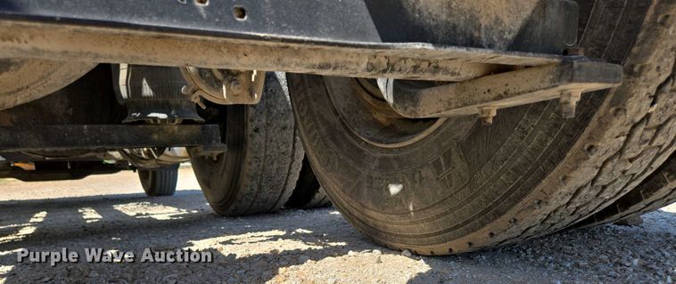 image for item EN3561 2001 Volvo VNM semi truck