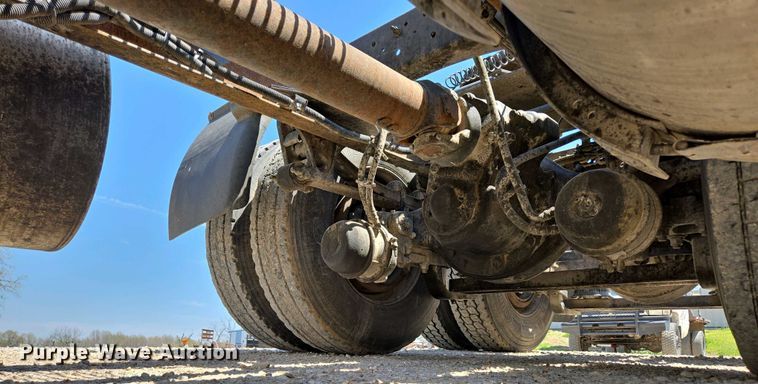 image for item EN3561 2001 Volvo VNM semi truck