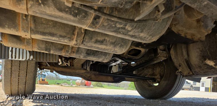 image for item EN3561 2001 Volvo VNM semi truck