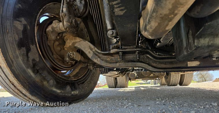 image for item EN3561 2001 Volvo VNM semi truck