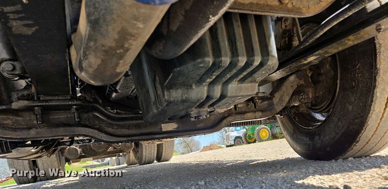 image for item EN3561 2001 Volvo VNM semi truck