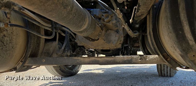 image for item EN3561 2001 Volvo VNM semi truck