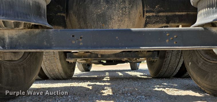 image for item EN3561 2001 Volvo VNM semi truck