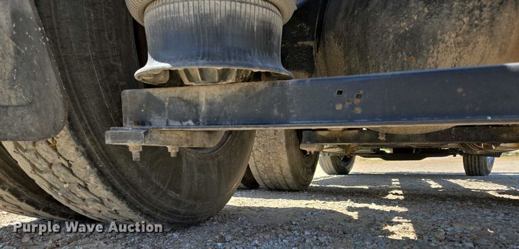 image for item EN3561 2001 Volvo VNM semi truck