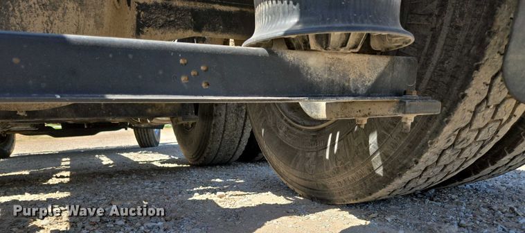 image for item EN3561 2001 Volvo VNM semi truck