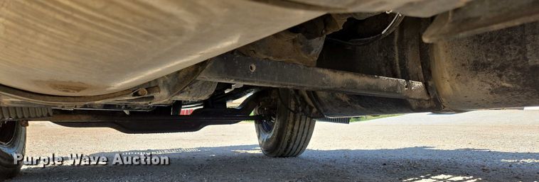 image for item EN3561 2001 Volvo VNM semi truck