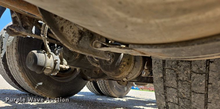 image for item EN3561 2001 Volvo VNM semi truck