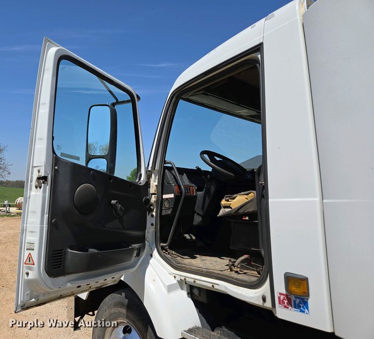 image for item EN3561 2001 Volvo VNM semi truck