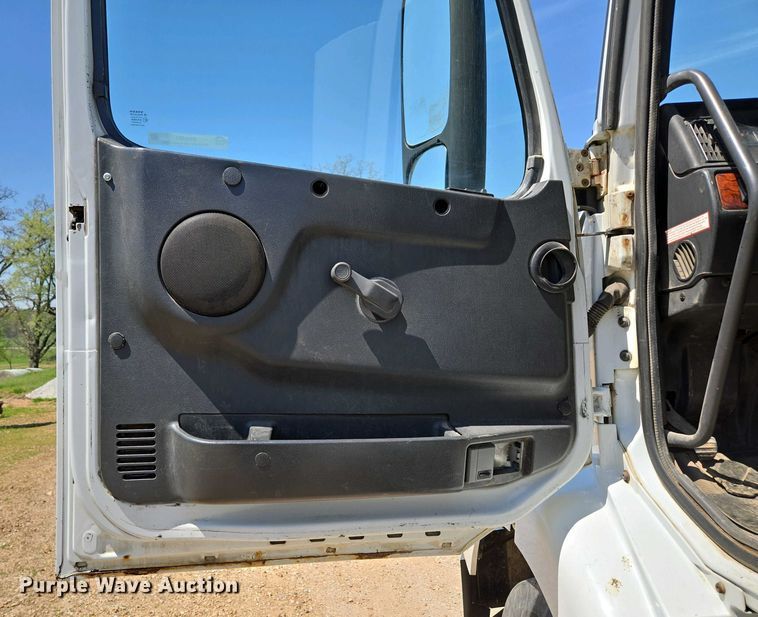 image for item EN3561 2001 Volvo VNM semi truck