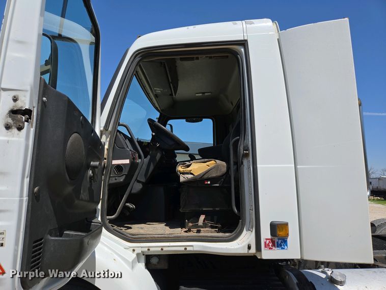 image for item EN3561 2001 Volvo VNM semi truck