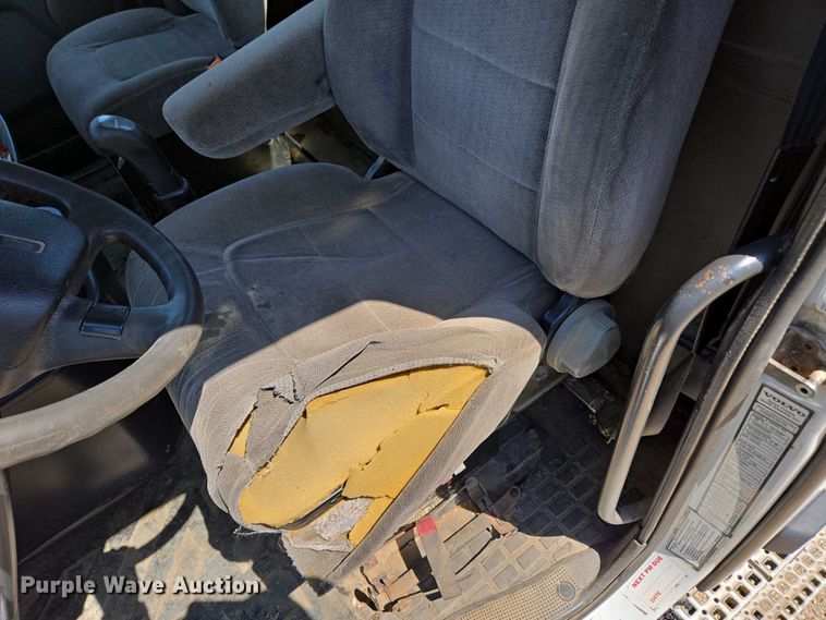 image for item EN3561 2001 Volvo VNM semi truck