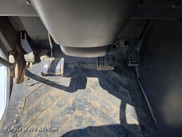 image for item EN3561 2001 Volvo VNM semi truck