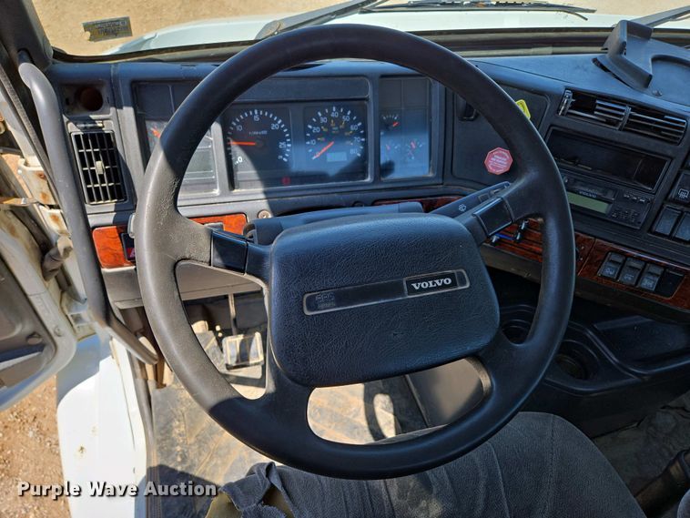 image for item EN3561 2001 Volvo VNM semi truck