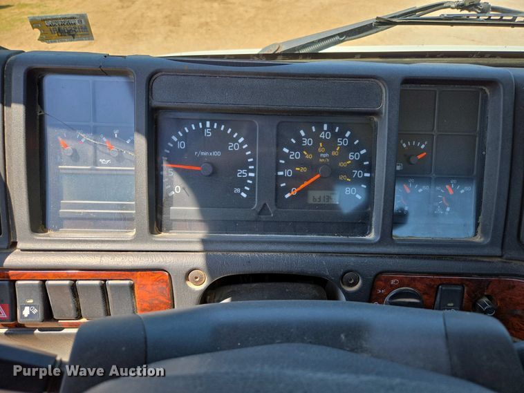 image for item EN3561 2001 Volvo VNM semi truck