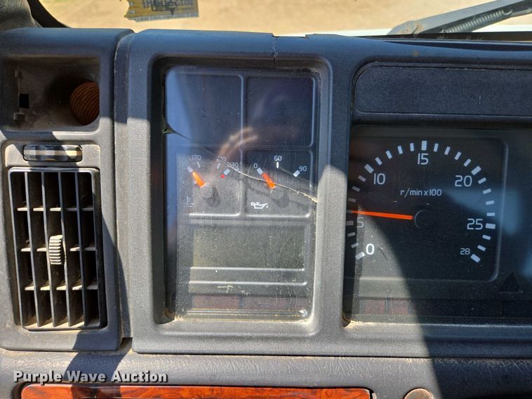 image for item EN3561 2001 Volvo VNM semi truck