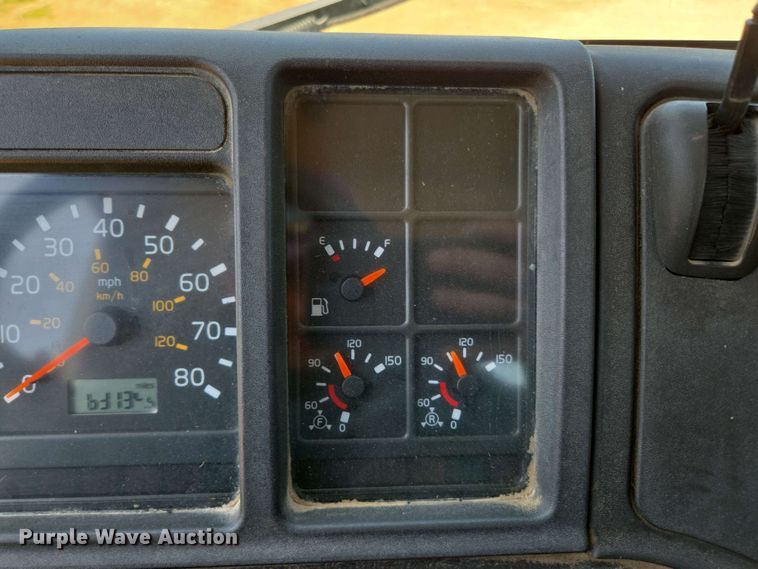 image for item EN3561 2001 Volvo VNM semi truck