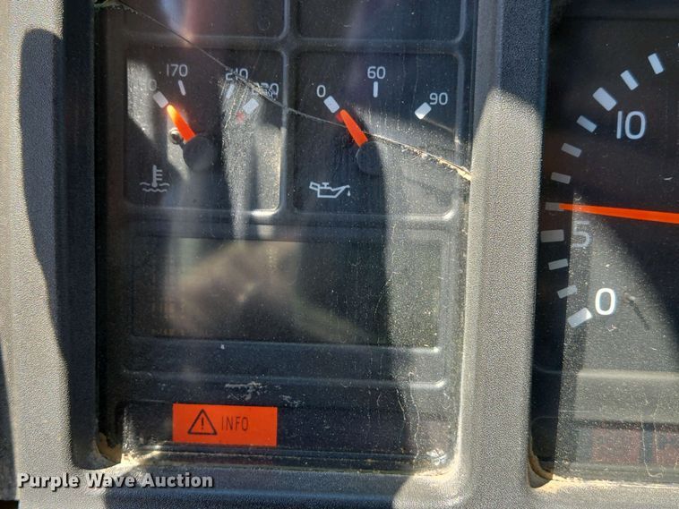 image for item EN3561 2001 Volvo VNM semi truck