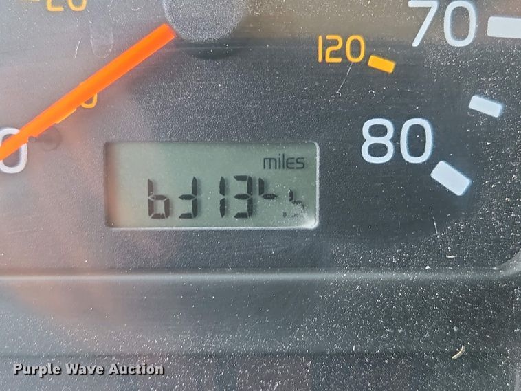 image for item EN3561 2001 Volvo VNM semi truck