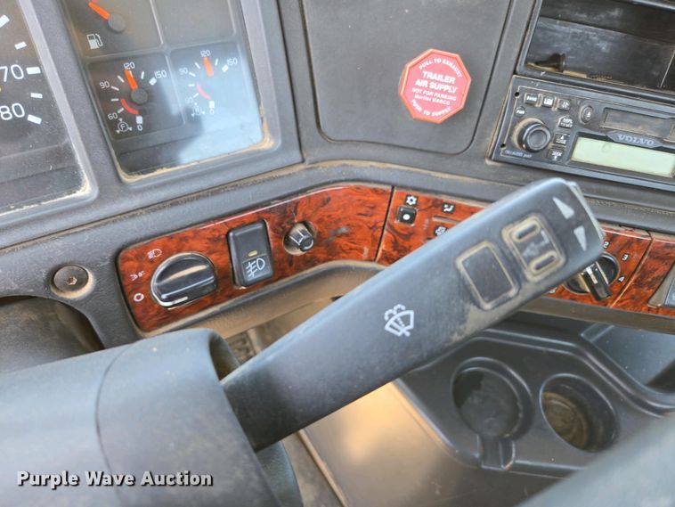 image for item EN3561 2001 Volvo VNM semi truck