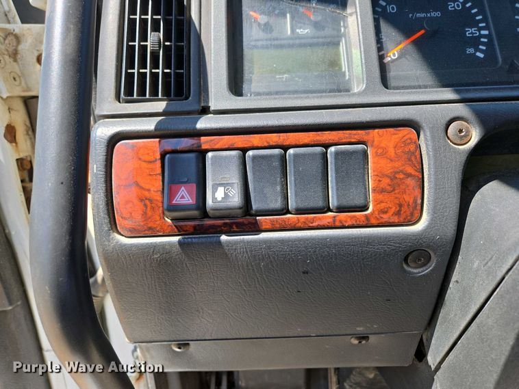 image for item EN3561 2001 Volvo VNM semi truck